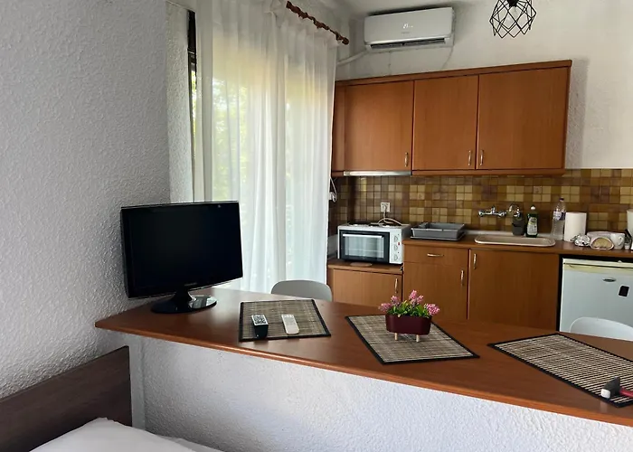 Pelekan Rooms And Apartments Athina 22